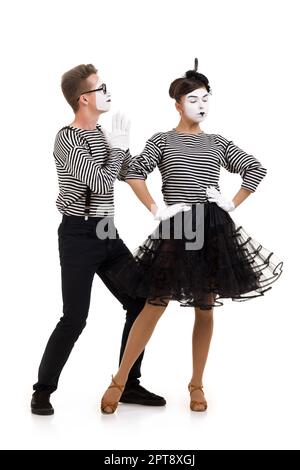 Smiling mimes en chemises à rayures. femme offensé et demande de pardon isolé sur fond blanc Banque D'Images