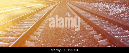 Plus de détails hiver russe enneigé de fer de plein soleil. Les rails et traverses sous la neige de décembre. Les chemins de fer russes en détail Banque D'Images