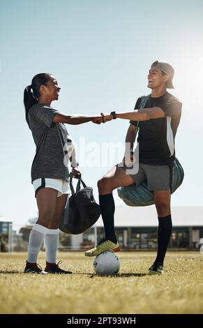 Coup de poing, le football et le travail d'équipe de football succès pour la santé d'exercice, but d'amis et l'entraînement. Fitness collaboration, communauté et sports personnes bef Banque D'Images