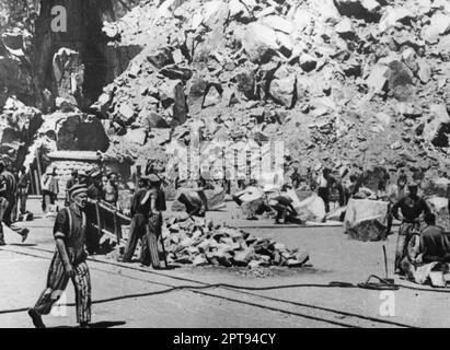 Prisonniers en travaux forcés coupant des pierres dans la carrière de Wiener Graben au camp de concentration de Mauthausen. Banque D'Images