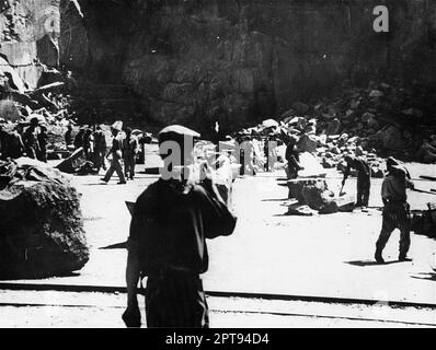 Prisonniers en travaux forcés coupant des pierres dans la carrière de Wiener Graben au camp de concentration de Mauthausen. Banque D'Images