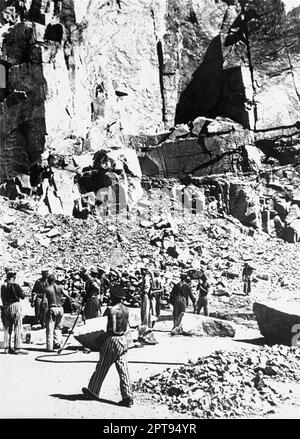 Prisonniers en travaux forcés coupant des pierres dans la carrière de Wiener Graben au camp de concentration de Mauthausen. Banque D'Images