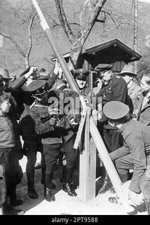 Troupes autrichiennes et allemandes supprimant la barrière de garde à la frontière entre l'Autriche et l'Allemagne après l'annexion de l'Autriche.Bundesarchiv Bild 137-049278, Banque D'Images