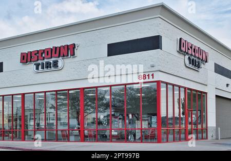 Humble, Texas USA 02-26-2023: Rabais extérieur de magasin de pneus à humble, TX. Le plus grand détaillant national de pneus et de roues des États-Unis, fondé en 1960. Banque D'Images