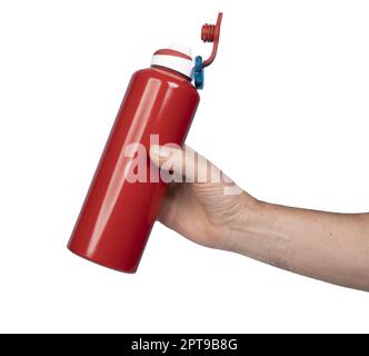 une bouteille en aluminium rouge dans la main d'un homme sur un fond transparent Banque D'Images