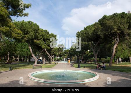 Parc avec fontaine en face de Castello dei Svevo, Château de Barletta, Côte de Bari, Puglia, Italie Banque D'Images