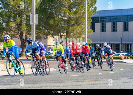 Victorville, CA, Etats-Unis – 26 mars 2023 : course cycliste sur route pour hommes tournant au coin d’un événement organisé par Majestic Cycling à Victorville, Californie. Banque D'Images