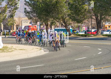 Victorville, CA, Etats-Unis – 26 mars 2023 : groupe d’hommes dans une course cycliste organisée par Majestic Cycling à Victorville, Californie. Banque D'Images