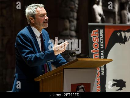 Eglise St Mary's, Haddington, East Lothian, Écosse, Royaume-Uni, 27th avril 2023. Gavin Esler donne la conférence commémorative John P Mackintosh organisée par le comité de conférence de l'Université d'Édimbourg et de l'est du Lothian. L'événement a lieu en l'honneur de l'universitaire et ancien député de Berwick & East Lothian. Gavin Esler, auteur et ancien présentateur de la BBC, donne une conférence intitulée «la Grande-Bretagne est meilleure que cela». Photo : Gavin Esler. Crédit : Sally Anderson/Alay Live News Banque D'Images