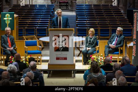 Eglise St Mary's, Haddington, East Lothian, Écosse, Royaume-Uni, 27th avril 2023. Gavin Esler donne la conférence commémorative John P Mackintosh organisée par le comité de conférence de l'Université d'Édimbourg et de l'est du Lothian. L'événement a lieu en l'honneur de l'universitaire et ancien député de Berwick & East Lothian. Gavin Esler, auteur et ancien présentateur de la BBC, donne une conférence intitulée «la Grande-Bretagne est meilleure que cela». Photo : Gavin Esler. Crédit : Sally Anderson/Alay Live News Banque D'Images