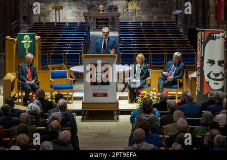 Eglise St Mary's, Haddington, East Lothian, Écosse, Royaume-Uni, 27th avril 2023. Gavin Esler donne la conférence commémorative John P Mackintosh organisée par le comité de conférence de l'Université d'Édimbourg et de l'est du Lothian. L'événement a lieu en l'honneur de l'universitaire et ancien député de Berwick & East Lothian. Gavin Esler, auteur et ancien présentateur de la BBC, donne une conférence intitulée «la Grande-Bretagne est meilleure que cela». Photo : Gavin Esler. Crédit : Sally Anderson/Alay Live News Banque D'Images