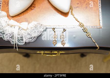 Bel ensemble d'accessoires de mariage. Matin de la mariée. Chaussures blanches. Banque D'Images