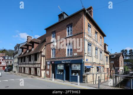 Samedi,jour du marché,in,Bernay, est une, commune, à l'ouest de, Eure, département, in, Normandie,Normandie,Nord de la France,France,France,France,France,France,France,Europe,européen,Bernay tient un grand marché de rue chaque samedi, qui prend la plupart de la vieille partie de la ville, qui a entretenu beaucoup de ses bâtiments d'origine et ceux-ci n'ont pas été détruits pendant la Seconde Guerre mondiale. Banque D'Images