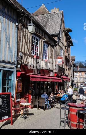 Samedi,jour du marché,in,Bernay, est une, commune, à l'ouest de, Eure, département, in, Normandie,Normandie,Nord de la France,France,France,France,France,France,France,Europe,européen,Bernay tient un grand marché de rue chaque samedi, qui prend la plupart de la vieille partie de la ville, qui a entretenu beaucoup de ses bâtiments d'origine et ceux-ci n'ont pas été détruits pendant la Seconde Guerre mondiale. Banque D'Images