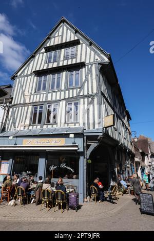 Samedi,jour du marché,in,Bernay, est une, commune, à l'ouest de, Eure, département, in, Normandie,Normandie,Nord de la France,France,France,France,France,France,France,Europe,européen,Bernay tient un grand marché de rue chaque samedi, qui prend la plupart de la vieille partie de la ville, qui a entretenu beaucoup de ses bâtiments d'origine et ceux-ci n'ont pas été détruits pendant la Seconde Guerre mondiale. Banque D'Images