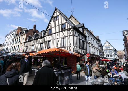 Samedi,jour du marché,in,Bernay, est une, commune, à l'ouest de, Eure, département, in, Normandie,Normandie,Nord de la France,France,France,France,France,France,France,Europe,européen,Bernay tient un grand marché de rue chaque samedi, qui prend la plupart de la vieille partie de la ville, qui a entretenu beaucoup de ses bâtiments d'origine et ceux-ci n'ont pas été détruits pendant la Seconde Guerre mondiale. Banque D'Images