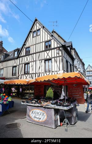 Samedi,jour du marché,in,Bernay, est une, commune, à l'ouest de, Eure, département, in, Normandie,Normandie,Nord de la France,France,France,France,France,France,France,Europe,européen,Bernay tient un grand marché de rue chaque samedi, qui prend la plupart de la vieille partie de la ville, qui a entretenu beaucoup de ses bâtiments d'origine et ceux-ci n'ont pas été détruits pendant la Seconde Guerre mondiale. Banque D'Images