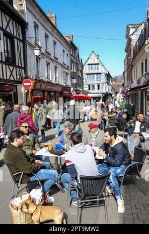 Samedi,jour du marché,in,Bernay, est une, commune, à l'ouest de, Eure, département, in, Normandie,Normandie,Nord de la France,France,France,France,France,France,France,Europe,européen,Bernay tient un grand marché de rue chaque samedi, qui prend la plupart de la vieille partie de la ville, qui a entretenu beaucoup de ses bâtiments d'origine et ceux-ci n'ont pas été détruits pendant la Seconde Guerre mondiale. Banque D'Images