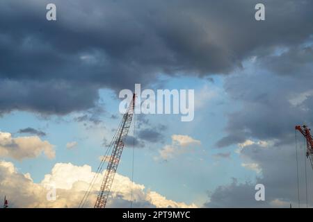 Grandes grues et orage d'été. Lieu de tournage : zone métropolitaine de Tokyo Banque D'Images