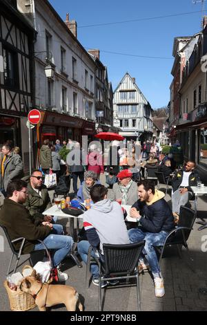 Samedi,jour du marché,in,Bernay, est une, commune, à l'ouest de, Eure, département, in, Normandie,Normandie,Nord de la France,France,France,France,France,France,France,Europe,européen,Bernay tient un grand marché de rue chaque samedi, qui prend la plupart de la vieille partie de la ville, qui a entretenu beaucoup de ses bâtiments d'origine et ceux-ci n'ont pas été détruits pendant la Seconde Guerre mondiale. Banque D'Images