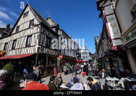 Samedi,jour du marché,in,Bernay, est une, commune, à l'ouest de, Eure, département, in, Normandie,Normandie,Nord de la France,France,France,France,France,France,France,Europe,européen,Bernay tient un grand marché de rue chaque samedi, qui prend la plupart de la vieille partie de la ville, qui a entretenu beaucoup de ses bâtiments d'origine et ceux-ci n'ont pas été détruits pendant la Seconde Guerre mondiale. Banque D'Images