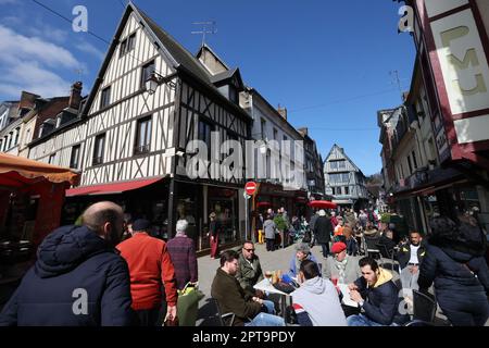 Samedi,jour du marché,in,Bernay, est une, commune, à l'ouest de, Eure, département, in, Normandie,Normandie,Nord de la France,France,France,France,France,France,France,Europe,européen,Bernay tient un grand marché de rue chaque samedi, qui prend la plupart de la vieille partie de la ville, qui a entretenu beaucoup de ses bâtiments d'origine et ceux-ci n'ont pas été détruits pendant la Seconde Guerre mondiale. Banque D'Images