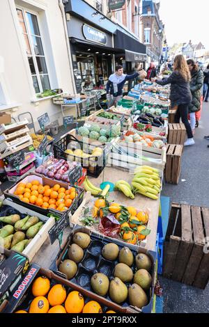 Samedi,jour du marché,in,Bernay, est une, commune, à l'ouest de, Eure, département, in, Normandie,Normandie,Nord de la France,France,France,France,France,France,France,Europe,européen,Bernay tient un grand marché de rue chaque samedi, qui prend la plupart de la vieille partie de la ville, qui a entretenu beaucoup de ses bâtiments d'origine et ceux-ci n'ont pas été détruits pendant la Seconde Guerre mondiale. Banque D'Images