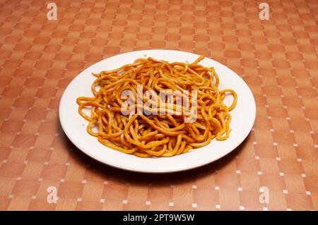 Délicieux plat chinois connu sous le nom de nouilles Lo Mein. Banque D'Images