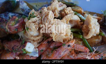 Poisson et fruits de mer de Chypre meze au restaurant du port. Repas de meze énorme servi couramment à Chypre. Banque D'Images