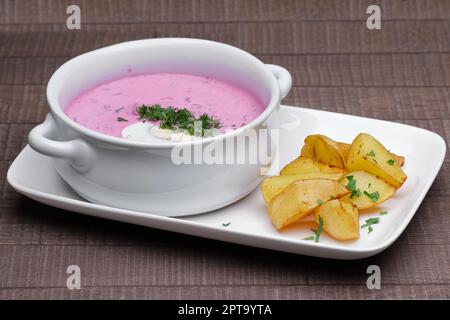 Soupe russe traditionnelle de betteraves froides avec pommes de terre frites Banque D'Images