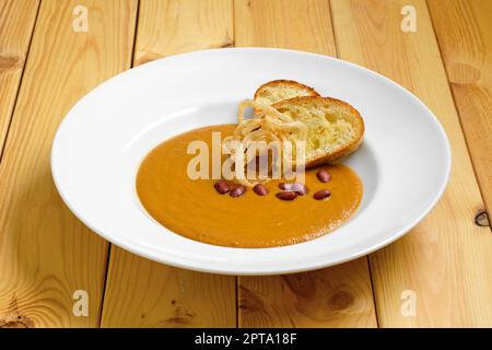 Soupe de crème de haricots avec croûtons Banque D'Images