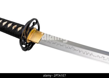 Le collier 'habaki' est en laiton poli. Il est à la base d'une lame d'épée japonaise avec un motif ondulé sur la partie vive. Isolé sur un coup Banque D'Images