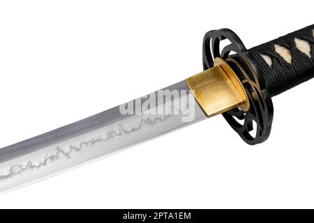 Le collier 'habaki' est en laiton poli. Il est à la base d'une lame d'épée japonaise avec un motif ondulé sur la partie vive. Isolé sur un coup Banque D'Images