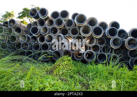 Arrière-plan des tuyaux en caoutchouc en plastique noir utilisés au River dressing. Lumière dans les tubes Banque D'Images