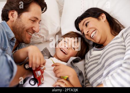 Chaque moment est compté. Les parents heureux se liant à leur fils à la maison Banque D'Images