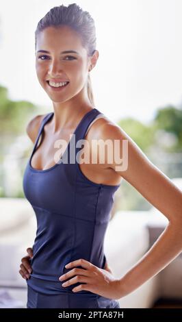 Faire une pause après un entraînement vigoureux. Portrait d'une jeune femme souriante dans les vêtements de sport Banque D'Images