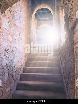 L'escalier à l'éternité. Un escalier et une porte menant au ciel Banque D'Images