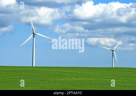 Créer de l'énergie avec le vent. éoliennes sur un terrain herbeux Banque D'Images