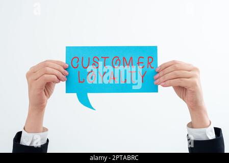 Rédaction affichant le texte fidélité client, mot écrit sur les acheteurs adhérer à l'expérience positive et la satisfaction Businesswoman tenant la bulle de parole Wi Banque D'Images