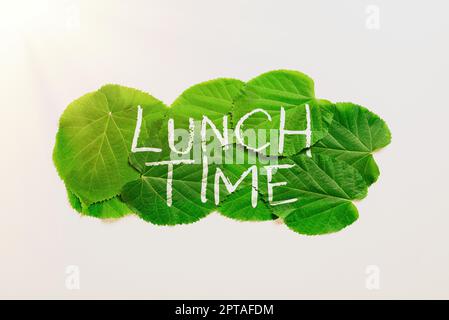 Texte montrant l'inspiration Obtenez plus de pistes, mot écrit sur le repas au milieu de la journée après le petit déjeuner et avant le dîner Banque D'Images