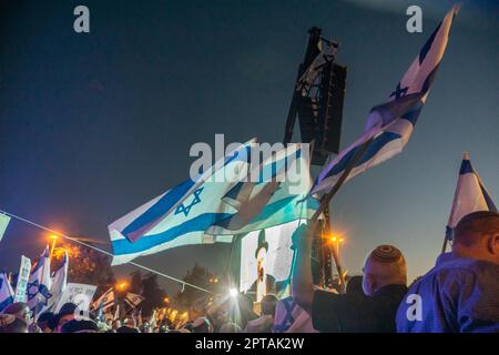 Israël. Les personnes avec des drapeaux israéliens regardent speechs sur un écran larbgé lors de l'une des plus grandes manifestations de l'histoire du pays. Le rassemblement a été organisé en faveur des réformes judiciaires proposées, qui ont fait l’objet d’un vif débat entre ceux qui les considèrent comme nécessaires pour fixer les pouvoirs excessifs de la Cour, et ceux qui considèrent ces réformes comme un danger pour la démocratie israélienne. Banque D'Images