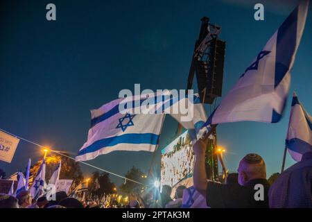 Israël. Les personnes avec des drapeaux israéliens regardent speechs sur un écran larbgé lors de l'une des plus grandes manifestations de l'histoire du pays. Le rassemblement a été organisé en faveur des réformes judiciaires proposées, qui ont fait l’objet d’un vif débat entre ceux qui les considèrent comme nécessaires pour fixer les pouvoirs excessifs de la Cour, et ceux qui considèrent ces réformes comme un danger pour la démocratie israélienne. Banque D'Images