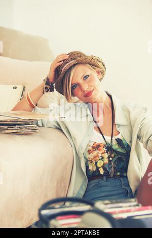 Musique pour nourrir une âme nostalgique. Portrait d'une belle jeune femme assise avec sa collection de disques Banque D'Images