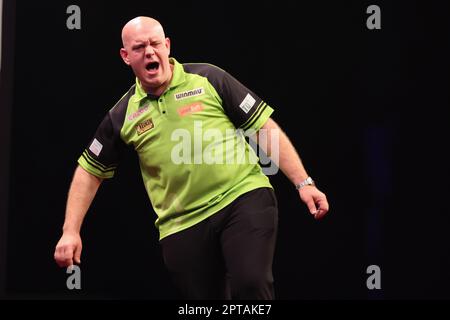 First Direct Arena Leeds, West Yorkshire, Royaume-Uni. 27th avril 2023. Michael van Gerwen célèbre la victoire d'un cadre lors de son match contre Peter Wright lors de la nuit 2023 des fléchettes de la première ligue de Cazoo 13, à la First Direct Arena de Leeds. Crédit : Touchlinepics/Alamy Live News Banque D'Images