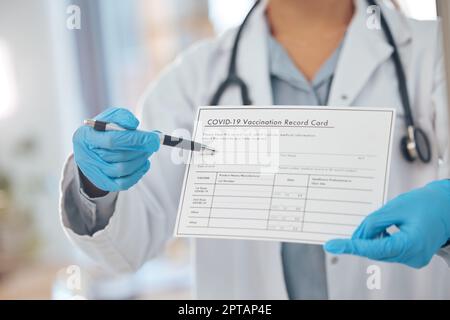 Carte de vaccination pour femme, médecin et covid pour la conformité à l'hôpital, la loi sur les voyages et les contrôles de santé gouvernementaux. Zoom, mains de travailleurs médicaux et certificat de virus Banque D'Images