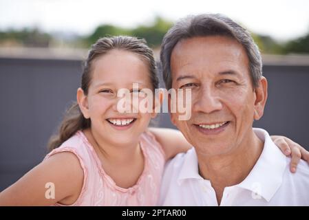 Elle apprend tellement de lui. Une jeune fille et son grand-père passent du temps ensemble Banque D'Images