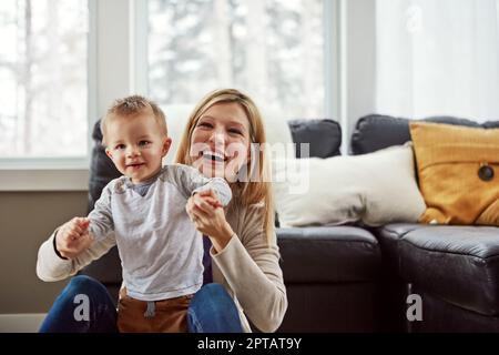 Être mère est le plus grand travail au monde. une mère se liant à son bébé garçon à la maison. Banque D'Images