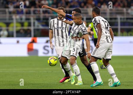 Milan, Italie. 26th avril 2023. Italie, Milan, avr 26 2023: Gleison Bremer (Juventus Defender) lutte pour le ballon dans la première moitié pendant le jeu de football FC INTER vs JUVENTUS FC, SF 2nd LEG Coppa Italia 2022-2023 San Siro Stadium (Credit image: © Fabrizio Andrea Bertani/Pacific Press via ZUMA Press Wire) USAGE ÉDITORIAL SEULEMENT! Non destiné À un usage commercial ! Banque D'Images