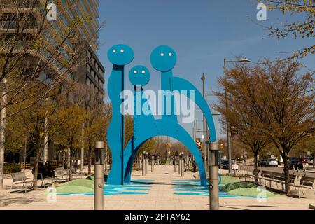 Les gardiens de l'eau, art public de Jennifer Marman et Daniel Borins, ajoute une touche de fantaisie dans les West Don Lands de Toronto Banque D'Images