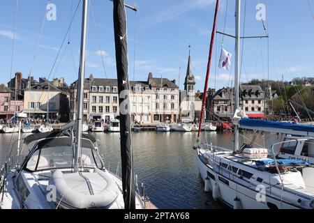 Honfleur,est,une, commune,dans,le,Calvados,département,en,Normandie,Normandie,Nord-Ouest de la France,.il est situé sur, sud, rive, de, estuaire, De, la Seine, et est particulièrement connu pour son vieux port, le port, le Vieux Port, et, l'église Sainte-Catherine, qui a un, clocher, séparé du bâtiment principal, et est la plus grande église en bois, en France.français,Europe,européen, Banque D'Images